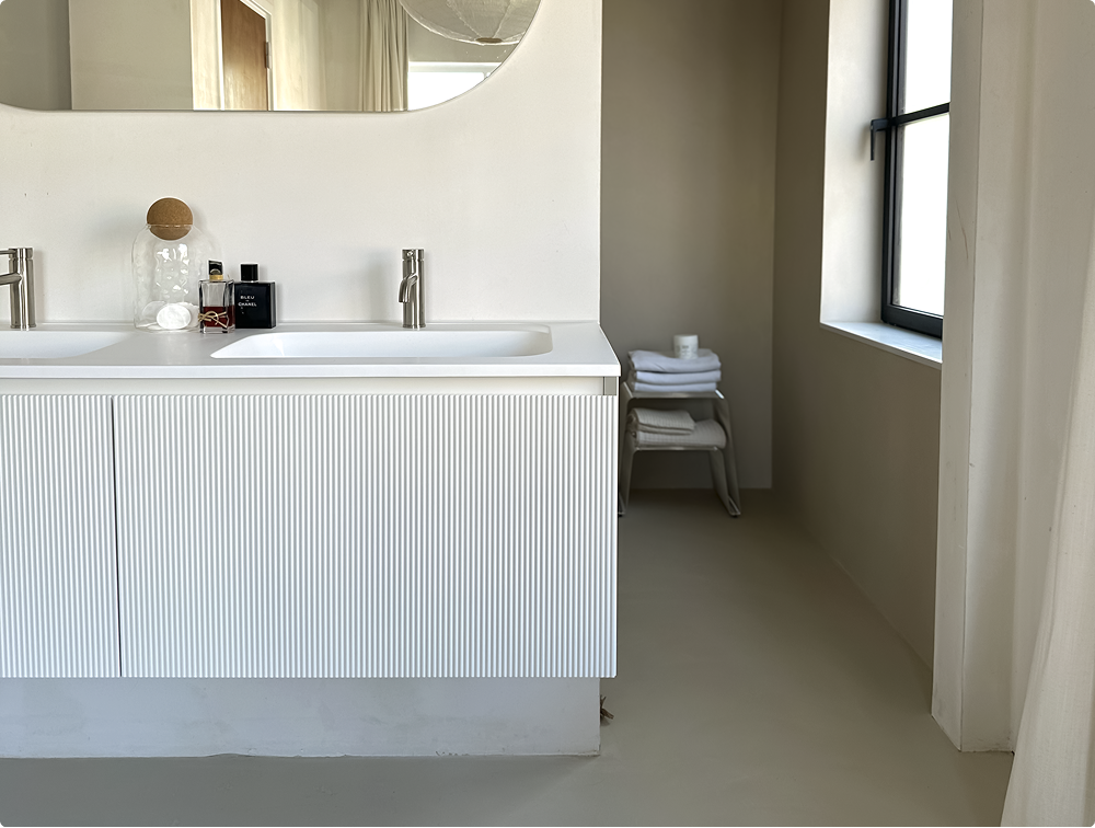 Detailansicht eines schwebenden Balmani Fila Badmöbels von x²o Badezimmer mit weißer geriffelter Oberfläche und minimalistischem Stil.