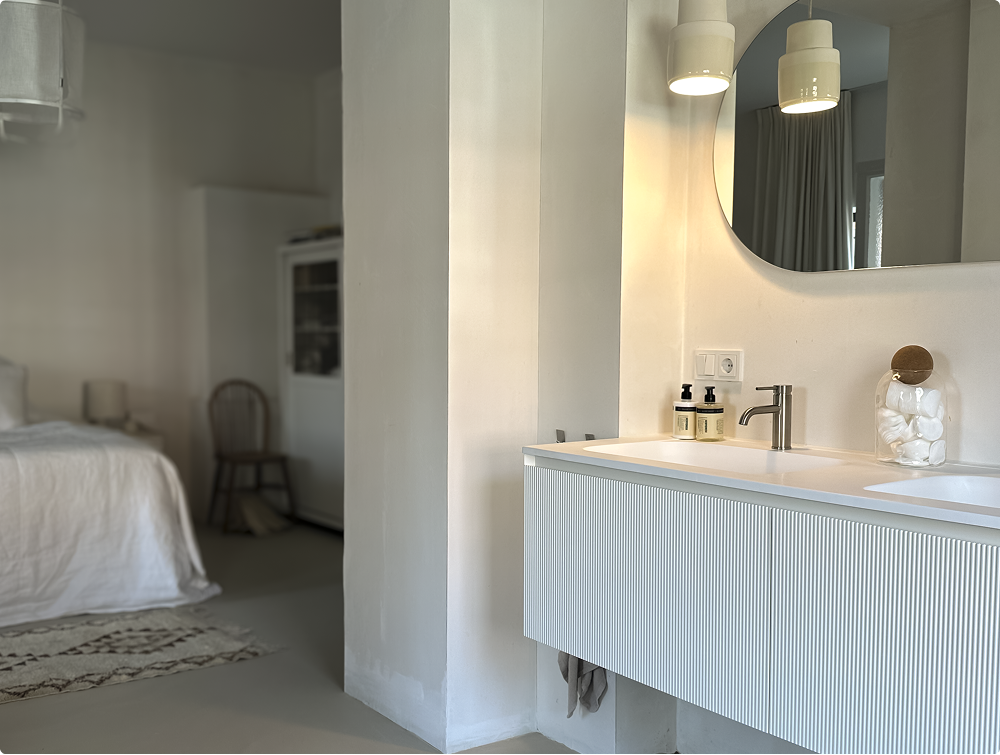 Modernes Badezimmer von x²o Badezimmer mit Balmani Fila Badmöbel und Blick auf ein angrenzendes Schlafzimmer in beigen Farbtönen.