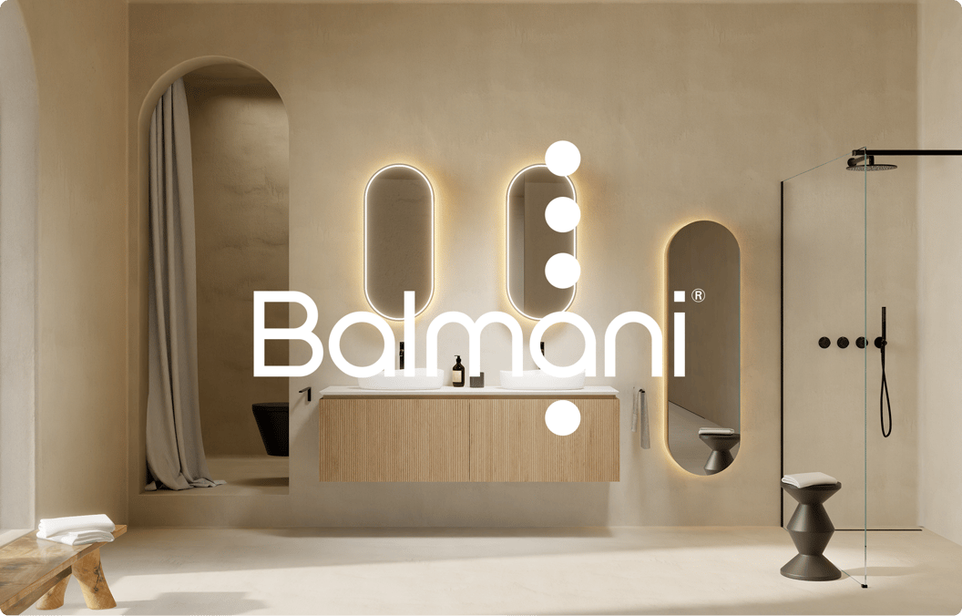 Salle de bains luxueuse chez x²o salles de bains, avec un intérieur beige moderne. Un meuble-lavabo suspendu en bois avec deux vasques blanches et robinets noirs occupe le centre. Trois miroirs ovales avec éclairage chaud sont fixés au mur. À droite, une douche italienne avec commandes noires et une douche de tête noire. Un banc en bois avec des serviettes pliées se trouve à gauche. Une ambiance élégante et raffinée.