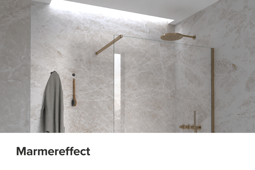 x²o badkamers douchehoek met marmerlook wanden in beige tinten, een inloopdouche met goudkleurige regendouche en glaswand. Bovenaan zorgt een lichtstrook voor natuurlijke verlichting.
