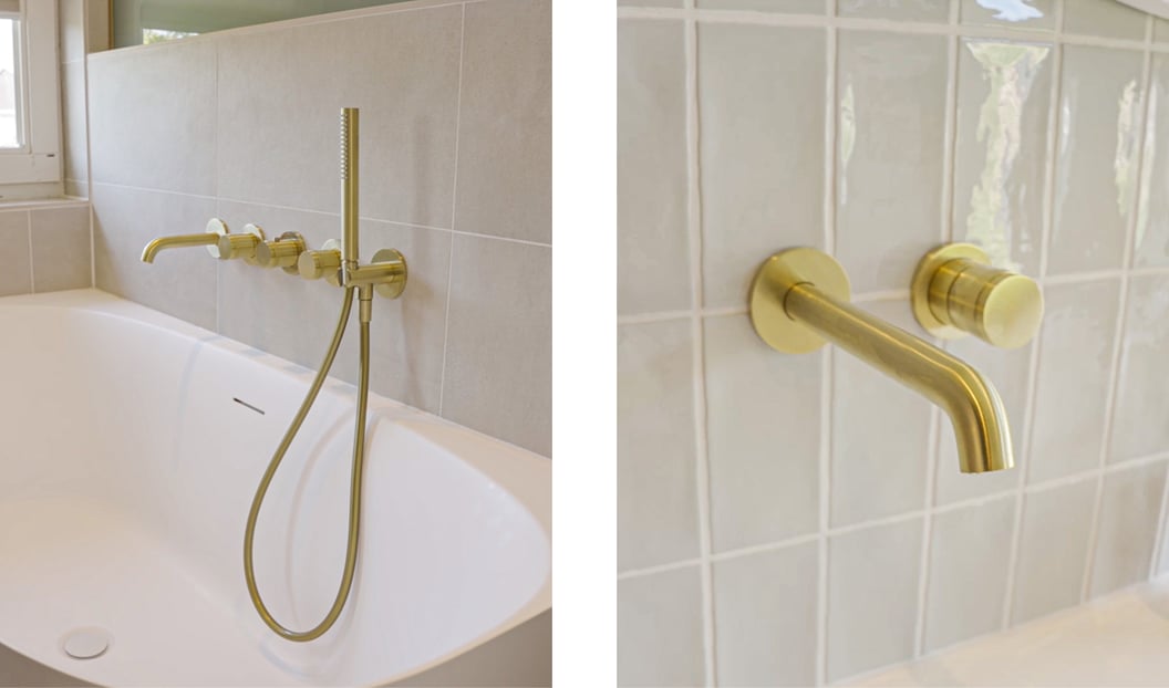 Gouden wandkraan en handdouche gemonteerd boven een wit bad, geplaatst tegen een wand met neutrale matte tegels. Een ontwerp van x²o badkamers.