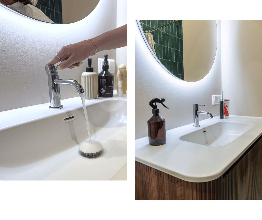 Combinatie van twee beelden van een moderne wastafel met chromen kraan in gebruik, een hand die de kraan bedient met stromend water, en een witte wastafel met accessoires zoals zeepdispensers en tandpasta, afgeronde verlichte spiegel en houten meubel in een verzorgde badkamer x²o badkamers