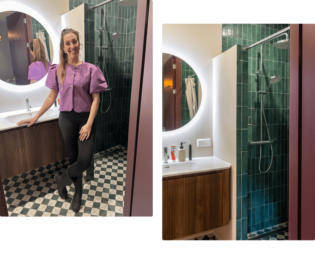 Combinatie van twee beelden van een badkamer x²o badkamers met links een glimlachende vrouw staand voor een houten wastafelmeubel met ronde verlichte spiegel en vloer met geometrisch patroon, en rechts een zicht op de douche met groene tegels en modern douchesysteem