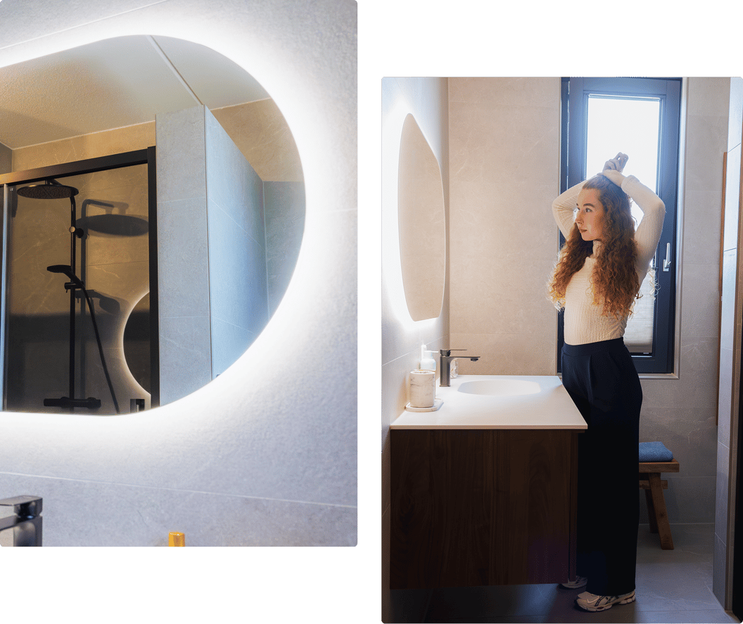 Gauche : Douche reflétée dans un miroir rond éclairé. Droite : Michelle de Jongg attache ses cheveux devant le miroir de la salle de bain.