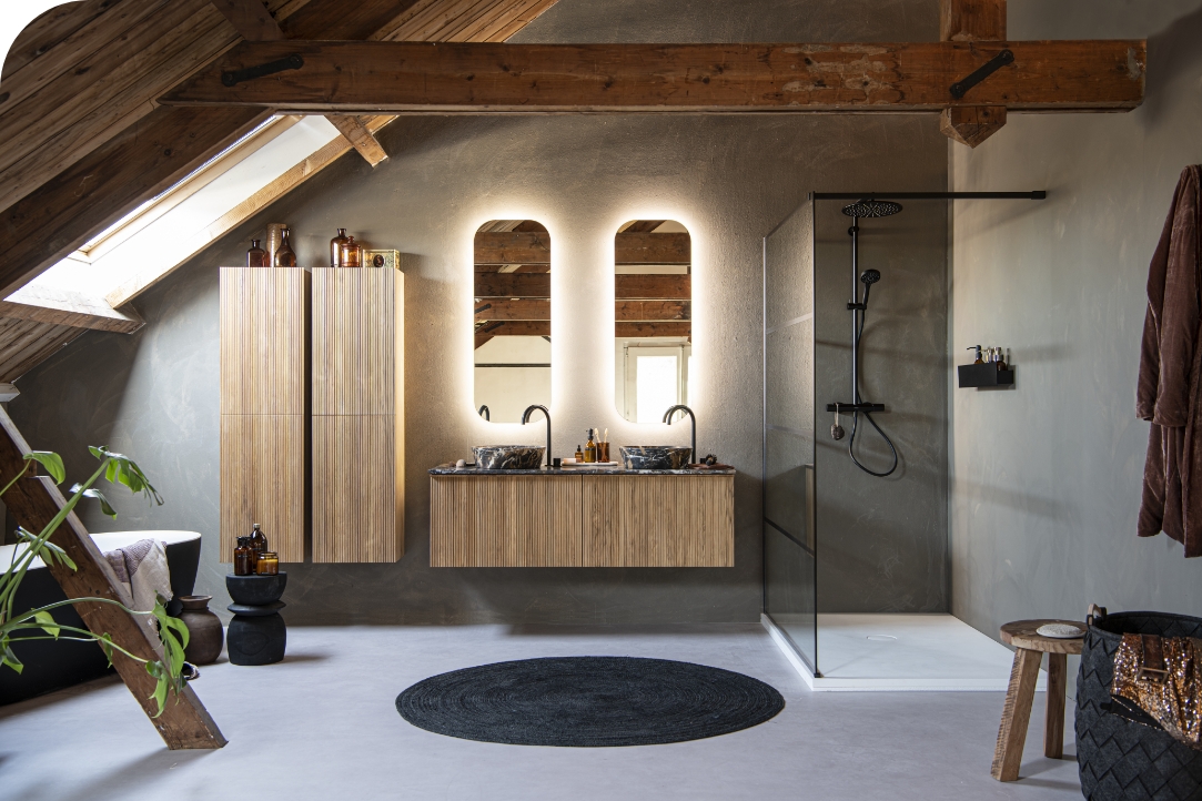 Salle de bain avec des meubles en bois, des lavabos modernes, une douche à l'italienne et un éclairage élégant sous le plafond.