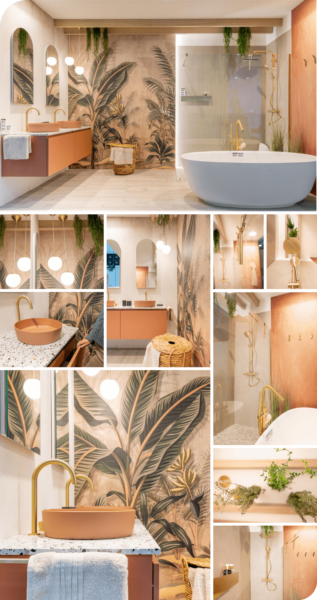 Salle de bains de luxe avec tapisserie tropicale, double lavabo, robinets dorés, baignoire indépendante et plantes