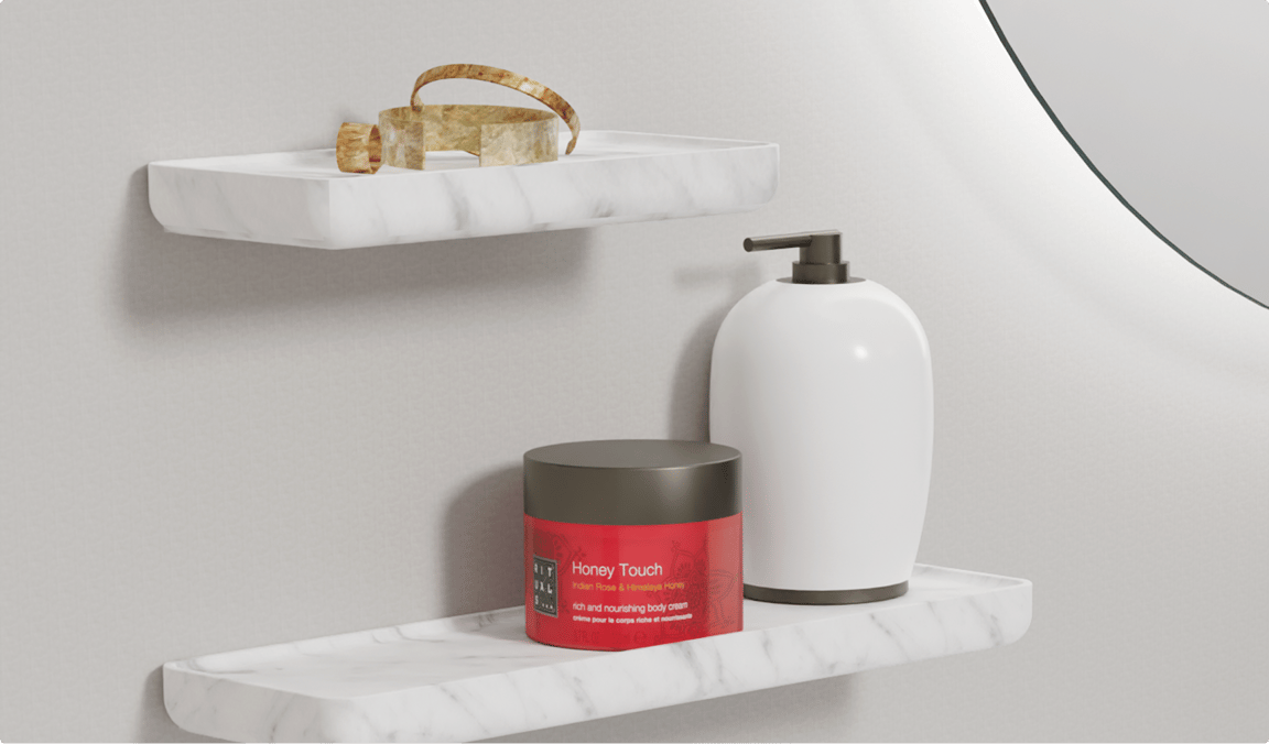 Tablettes de salle de bains en marbre blanc avec distributeur de savon, produit de soin et bracelet en décoration