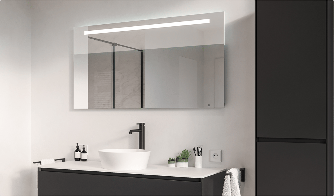 Salle de bains moderne avec meuble-lavabo noir, vasque ronde blanche, grand miroir éclairé et armoire haute