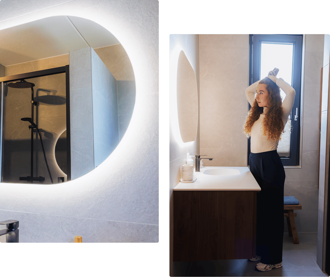 Gauche : Douche reflétée dans un miroir rond éclairé. Droite : Michelle de Jongg attache ses cheveux devant le miroir de la salle de bain.