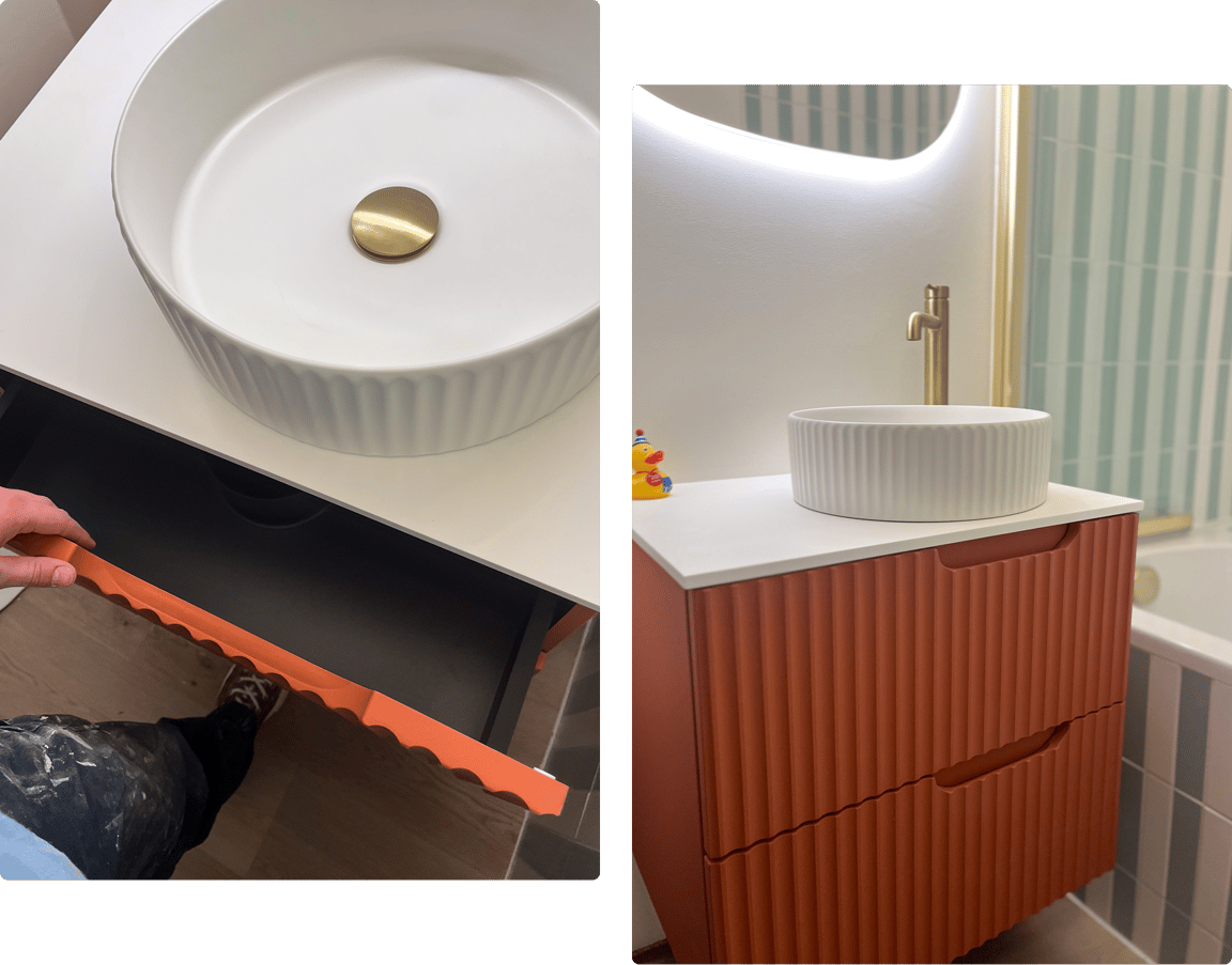 Detail van het X2O badkamermeubel in oranje ribbelstructuur met witte waskom, lade in geopende stand.