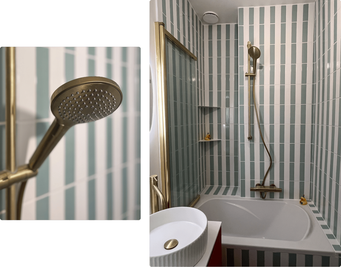 Bad-douche met gouden kraanwerk en verticale pastelgroene tegels, inclusief het vertrouwde badeendje – een creatie van x2o badkamers.