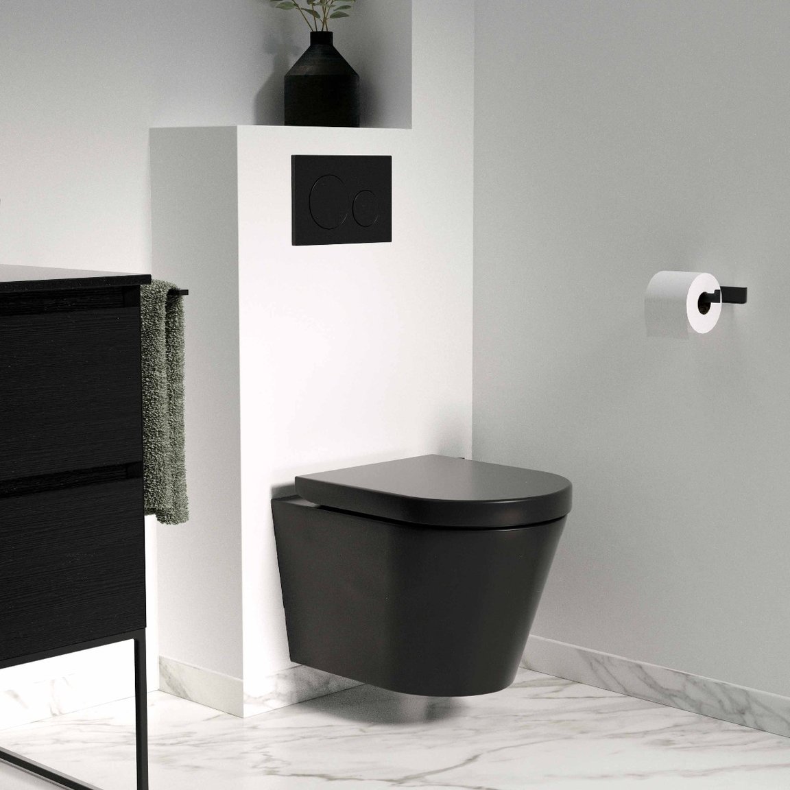 Zwevend matzwart toilet met zwarte bedieningsplaat en marmeren vloer in een moderne badkamer.