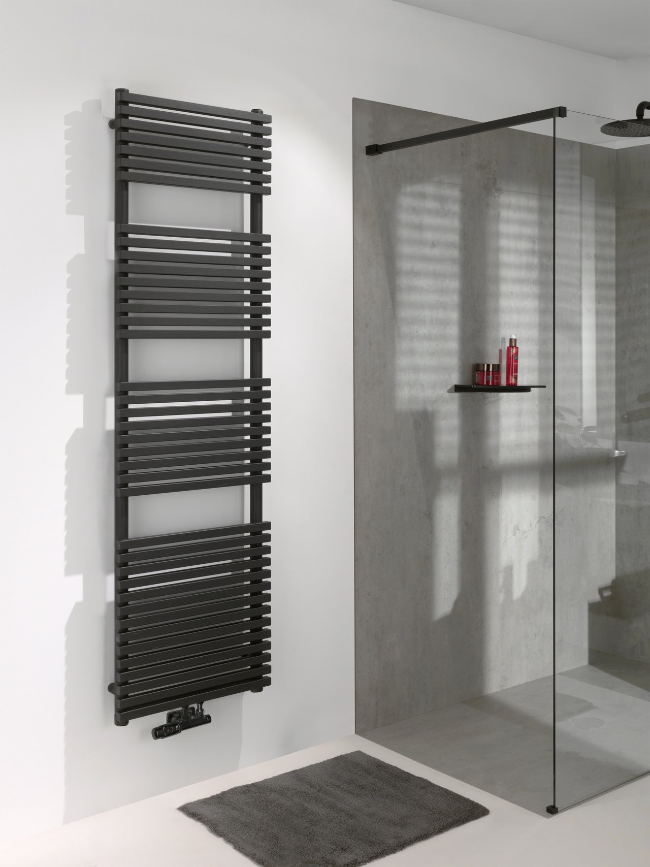 Vipera Vesuvio enkele handdoekradiator 50 x 180 cm centrale verwarming mat zwart zij- en middenaansluiting 1.232W