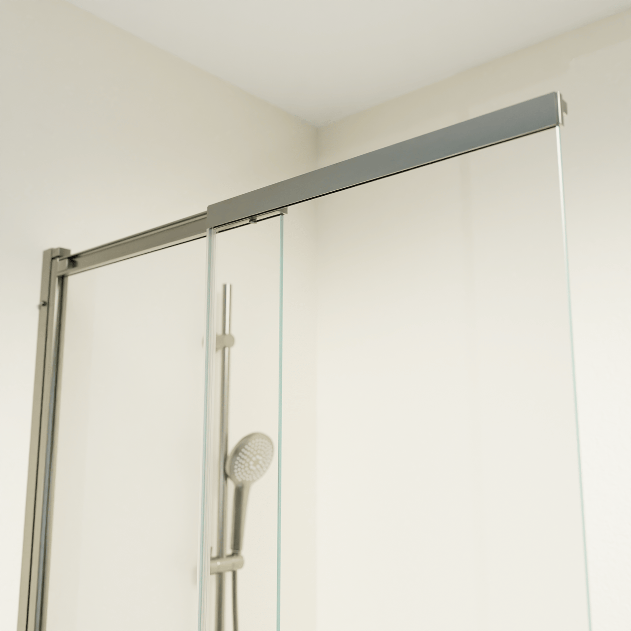 Luca Varess Vetras erweiterbare Badewannenaufsatz 100 cm, Klarglas gebürstet Gunmetal Profil