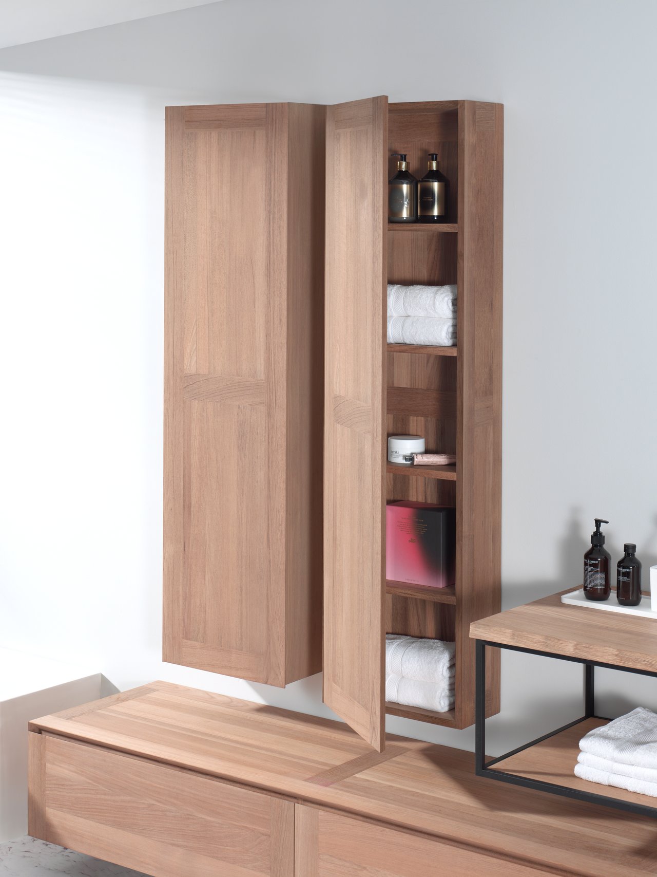 Balmani Mitra Elements hängender Hochschrank, Teak, 42 x 20 x 150 cm