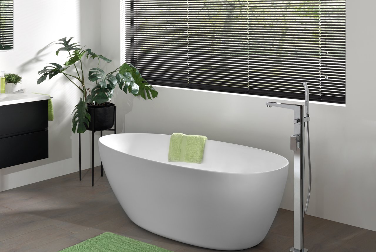 Luca Varess Uovia baignoire îlot ovale 170 x 85 cm acrylique blanc brillant