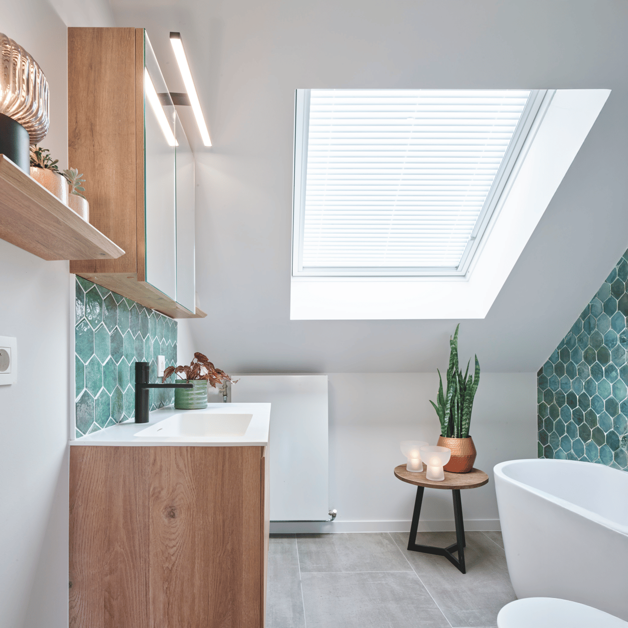 Storke Edge zwevende wastafelonderkast 100 x 46 cm asymmetrisch links ruwe eik 3 lades
