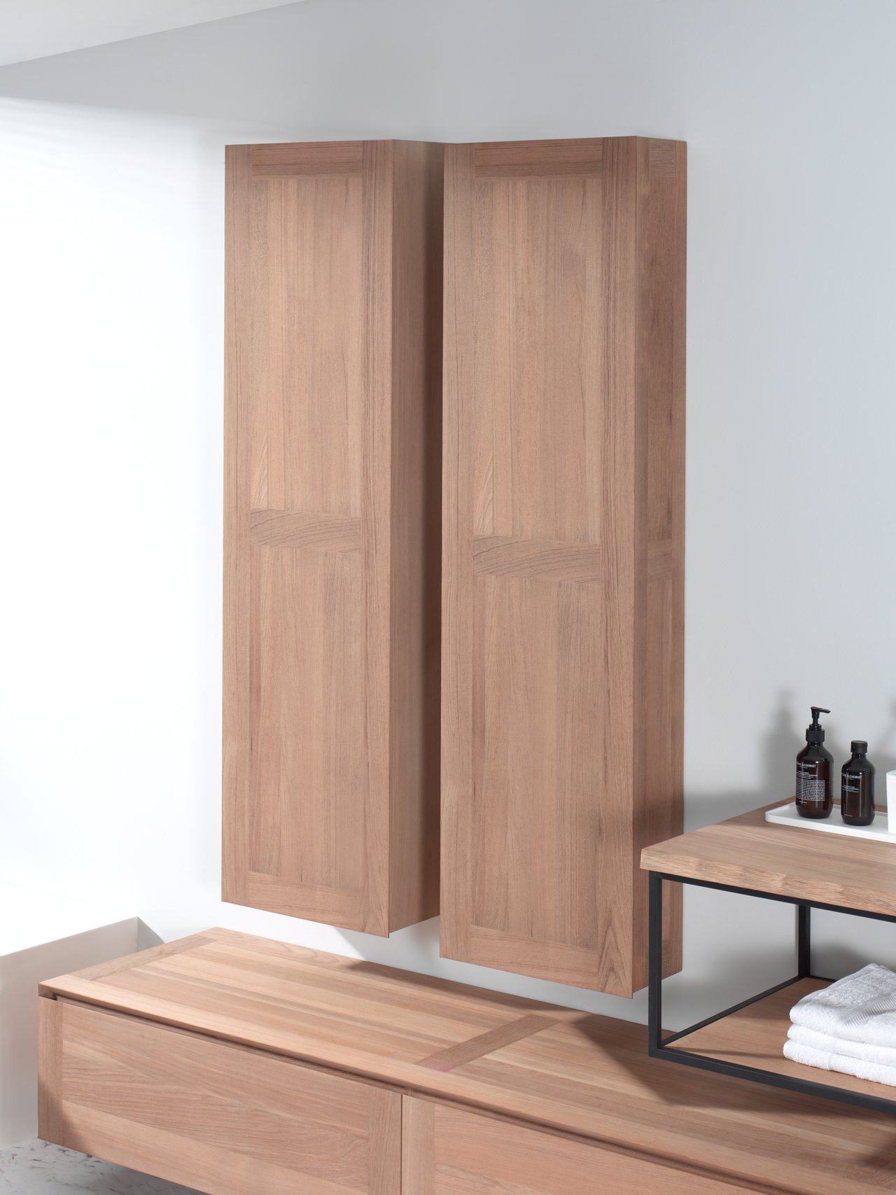 Balmani Mitra Elements hängender Hochschrank, Teak, 42 x 20 x 150 cm