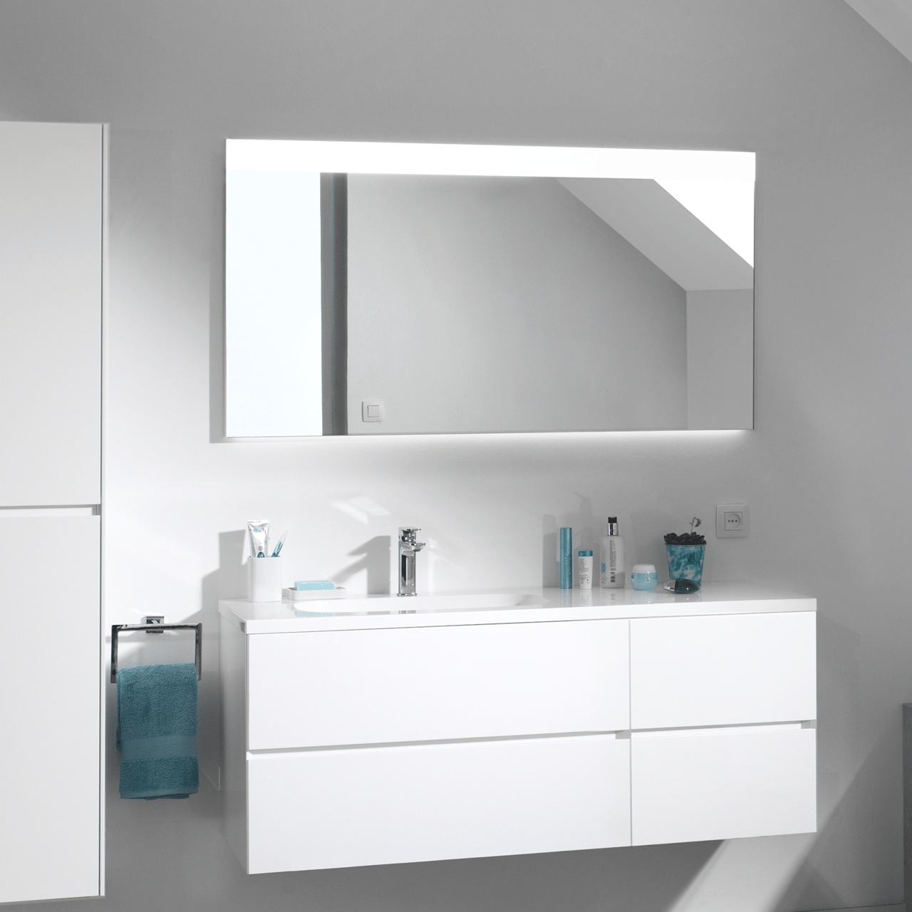 Storke Lucera rechthoekig badkamerspiegel 130 x 70 cm met spiegelverlichting en anti-damp