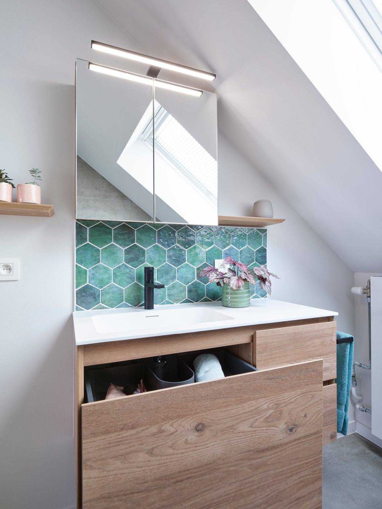 Storke Edge zwevende wastafelonderkast 100 x 46 cm asymmetrisch links ruwe eik 3 lades