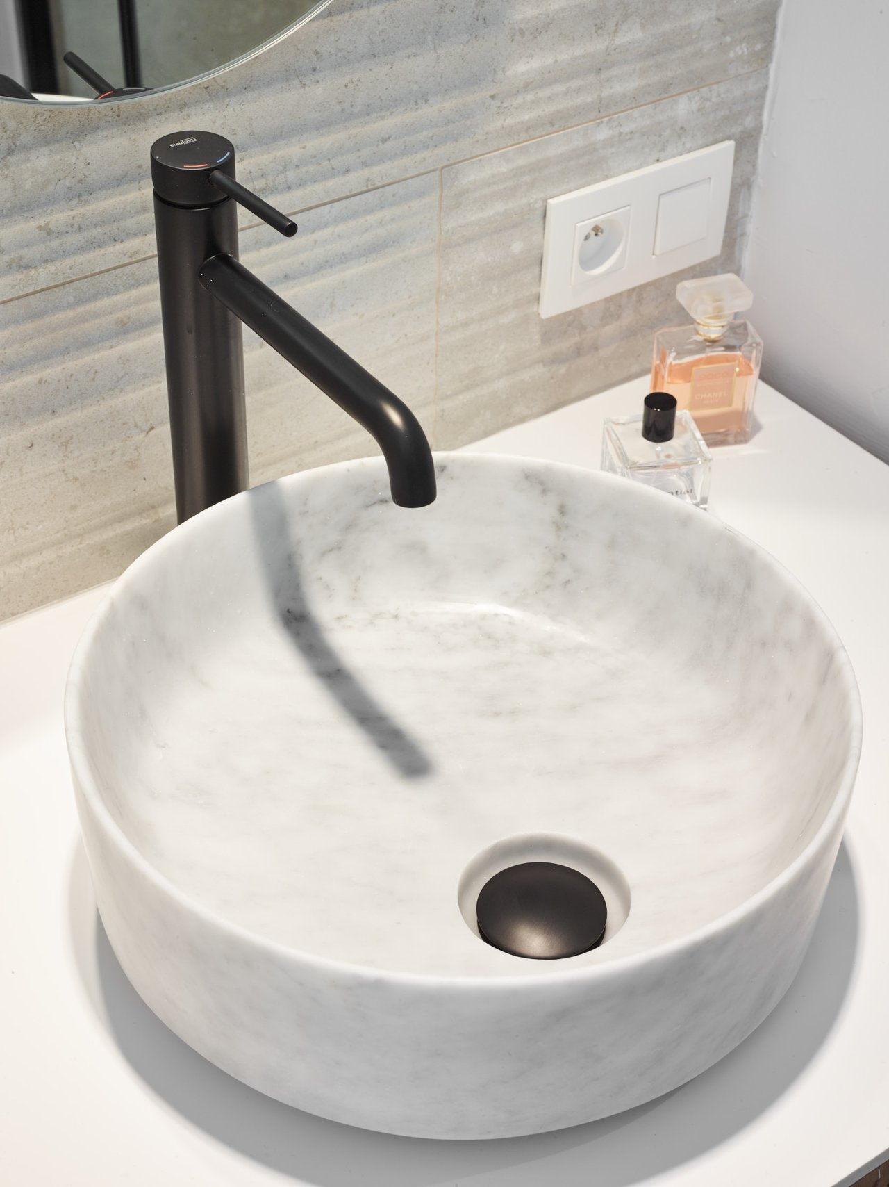 Balmani Fato Aufsatzwaschbecken: Carrara-Marmor, rund, Ø 37,5 cm