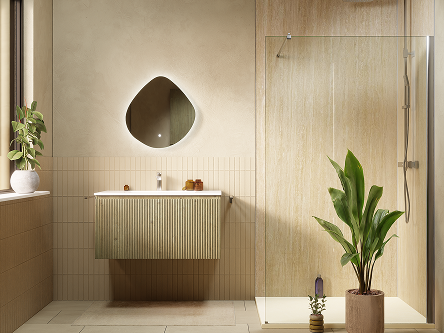Japandi-Badezimmer in Beige mit Travertin-Look und Chromakzenten