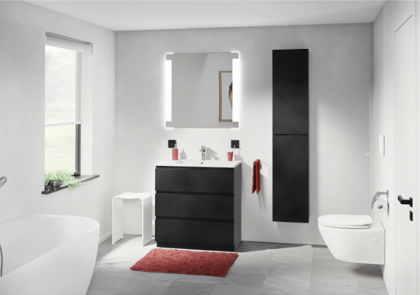 Ein Badezimmer, in dem frisches Weiß und zeitloses Schwarz einen starken Kontrast bilden