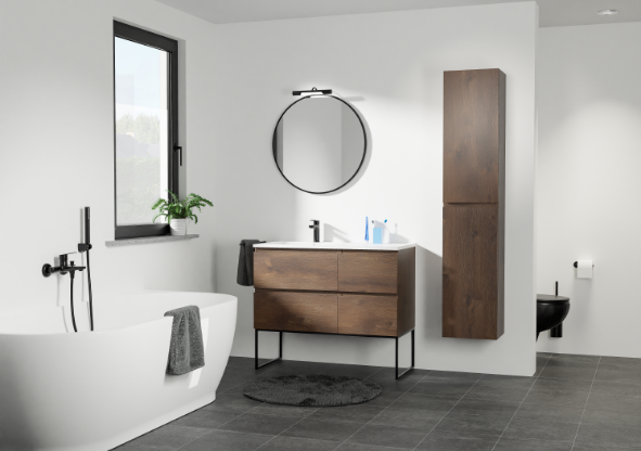 Ein stimmungsvolles Badezimmer mit Schwarz, Holz und Weiß