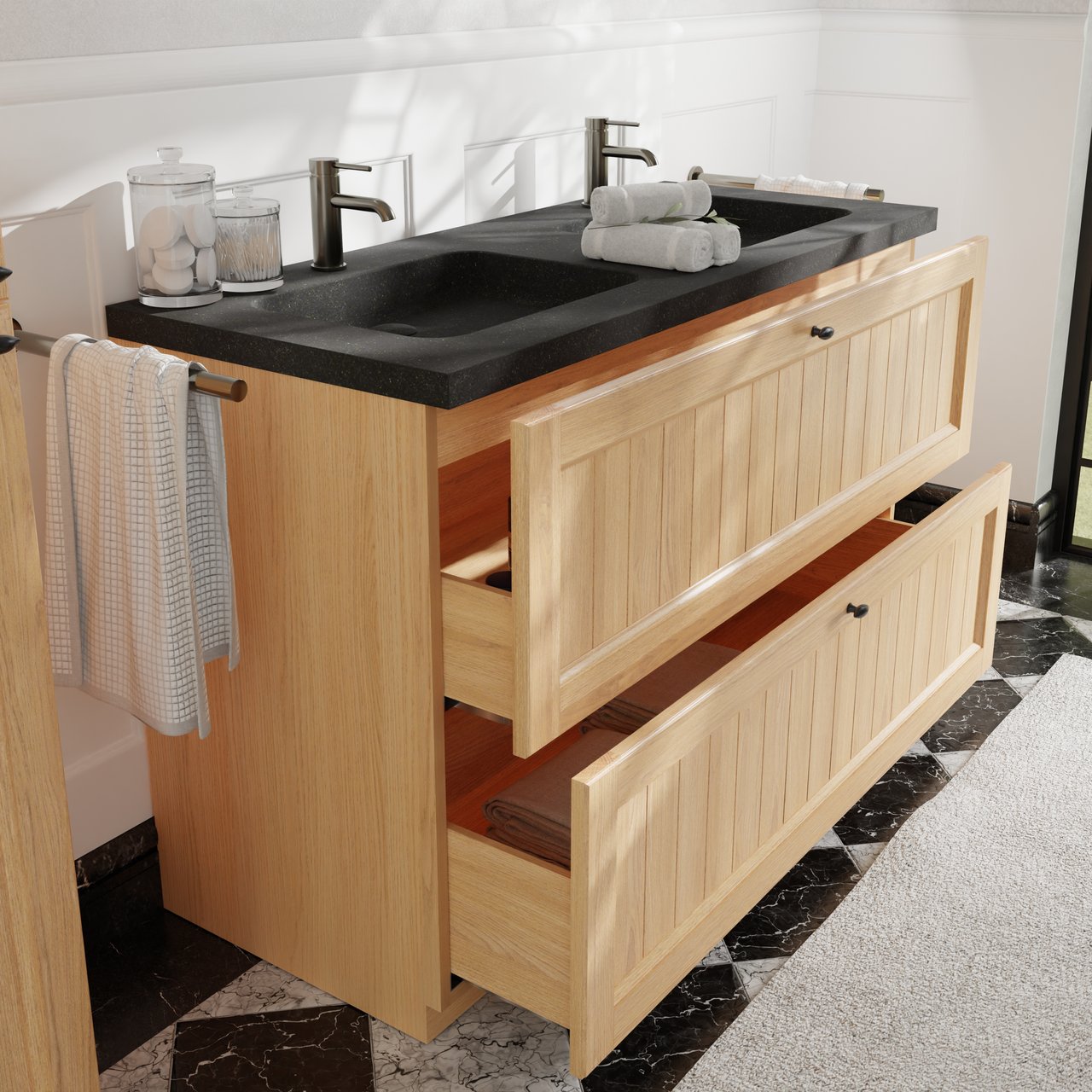 Doppelwaschtisch aus Holz mit schwarzem Waschbecken, zwei Armaturen, geöffneten Schubladen, Handtüchern und Pflegeaccessoires.