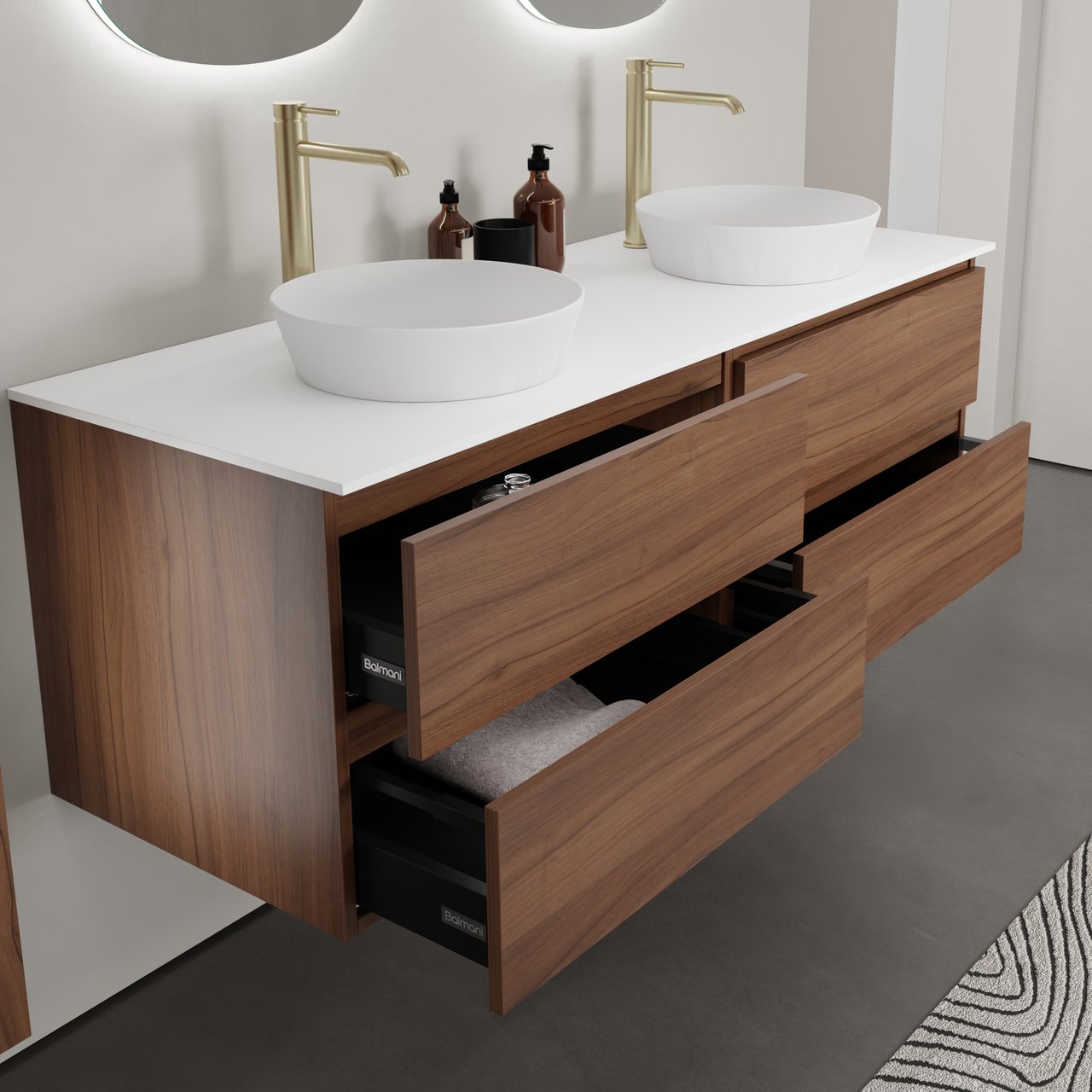 Moderner Doppelwaschtisch aus Holz mit weißen Aufsatzwaschbecken, goldfarbenen Armaturen, beleuchteten runden Spiegeln und geöffneten Schubladen.
