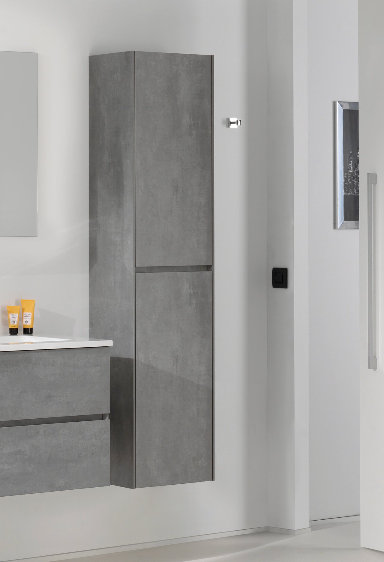 Storke Edge Badhochschrank: Hängend, Beton dunkelgrau, 40 x 30 x 170 cm