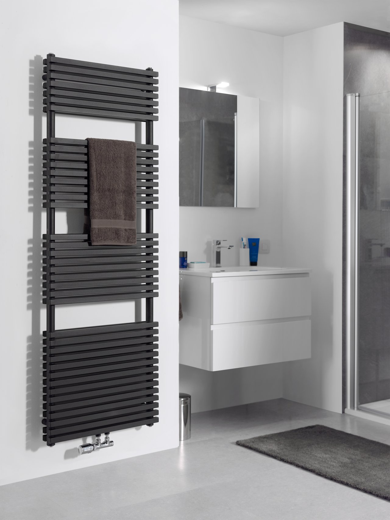 Vipera Vesuvio dubbele handdoekradiator 50 x 180 cm centrale verwarming mat zwart zij- en middenaansluiting 1799W