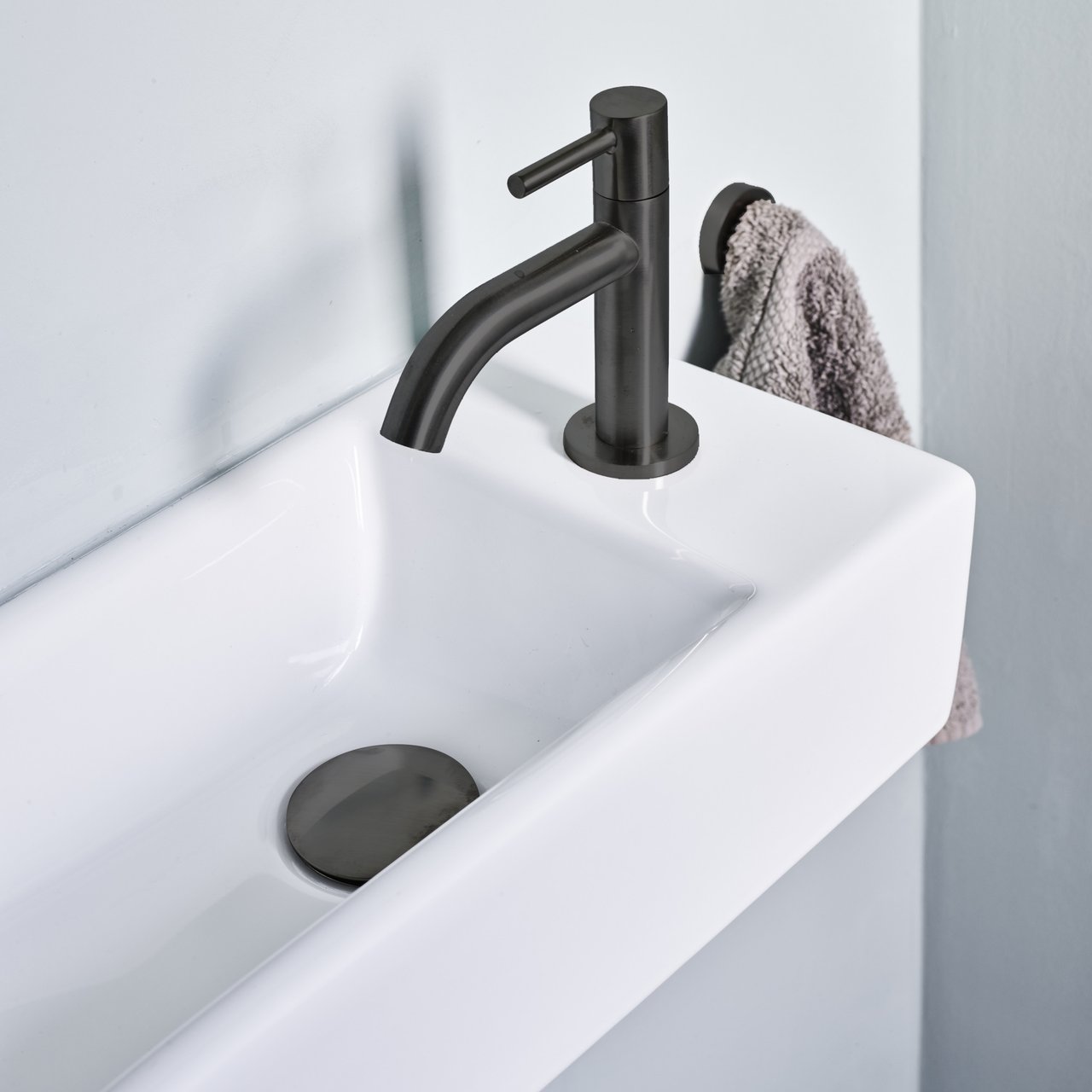 Luca Varess Cubic midi fontein set glanzend wit Porselein 40x20cm rechts inclusief zwarte kraan en toebehoren