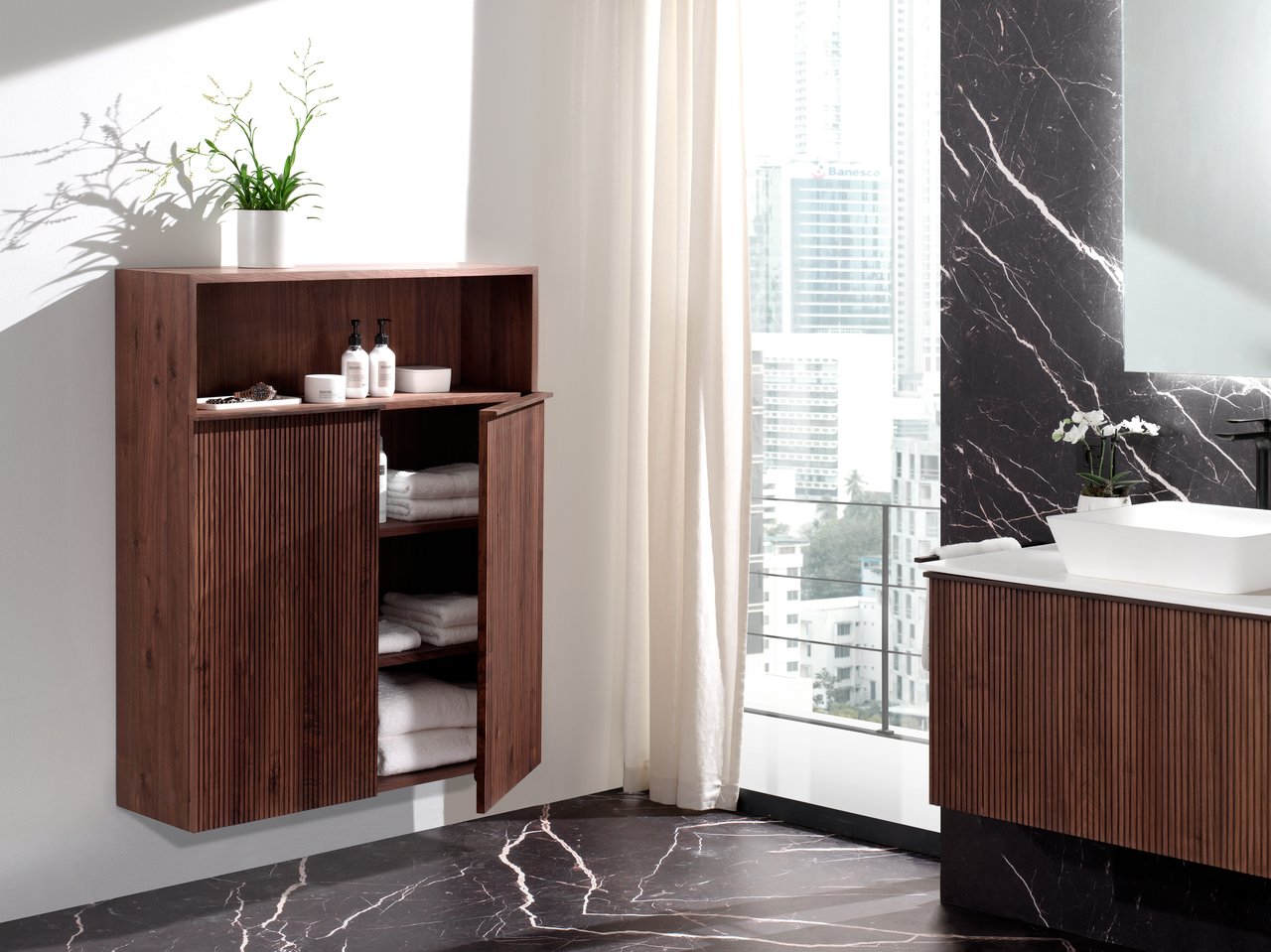 Balmani Forma zwevende badkamerkast Amerikaanse notelaar 100 x 30 x 120 cm vert. sym. groef