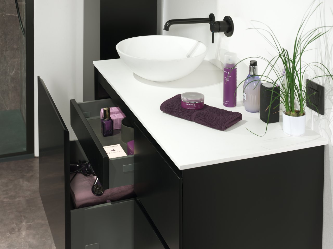 Storke Edge hängender Waschbeckenunterschrank: 100 x 46 cm, asymmetrisch links, Schwarz Matt, 3 Schubladen