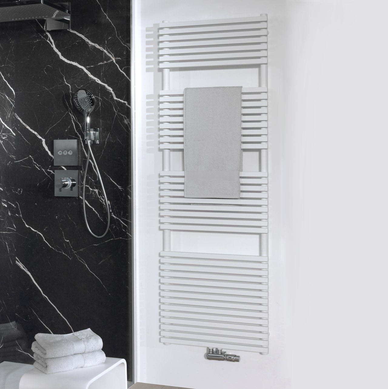 Vipera Vesuvio enkele handdoekradiator 50 x 150 cm centrale verwarming mat wit zij- en middenaansluiting 1.061W
