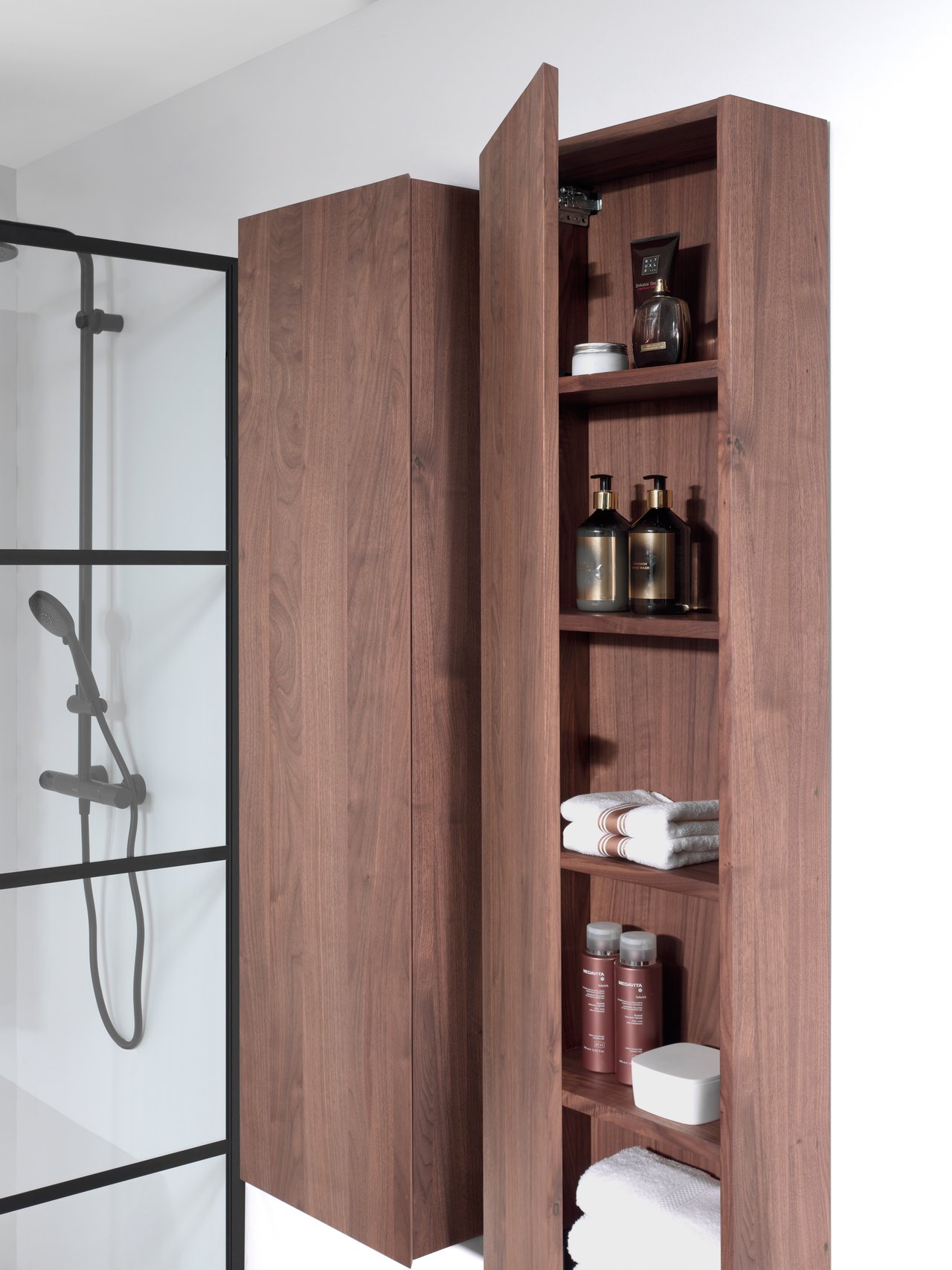 Balmani Mitra Elements Badhochschrank: Hängend, amerikanischer Nussbaum, 42 x 20 x 150 cm