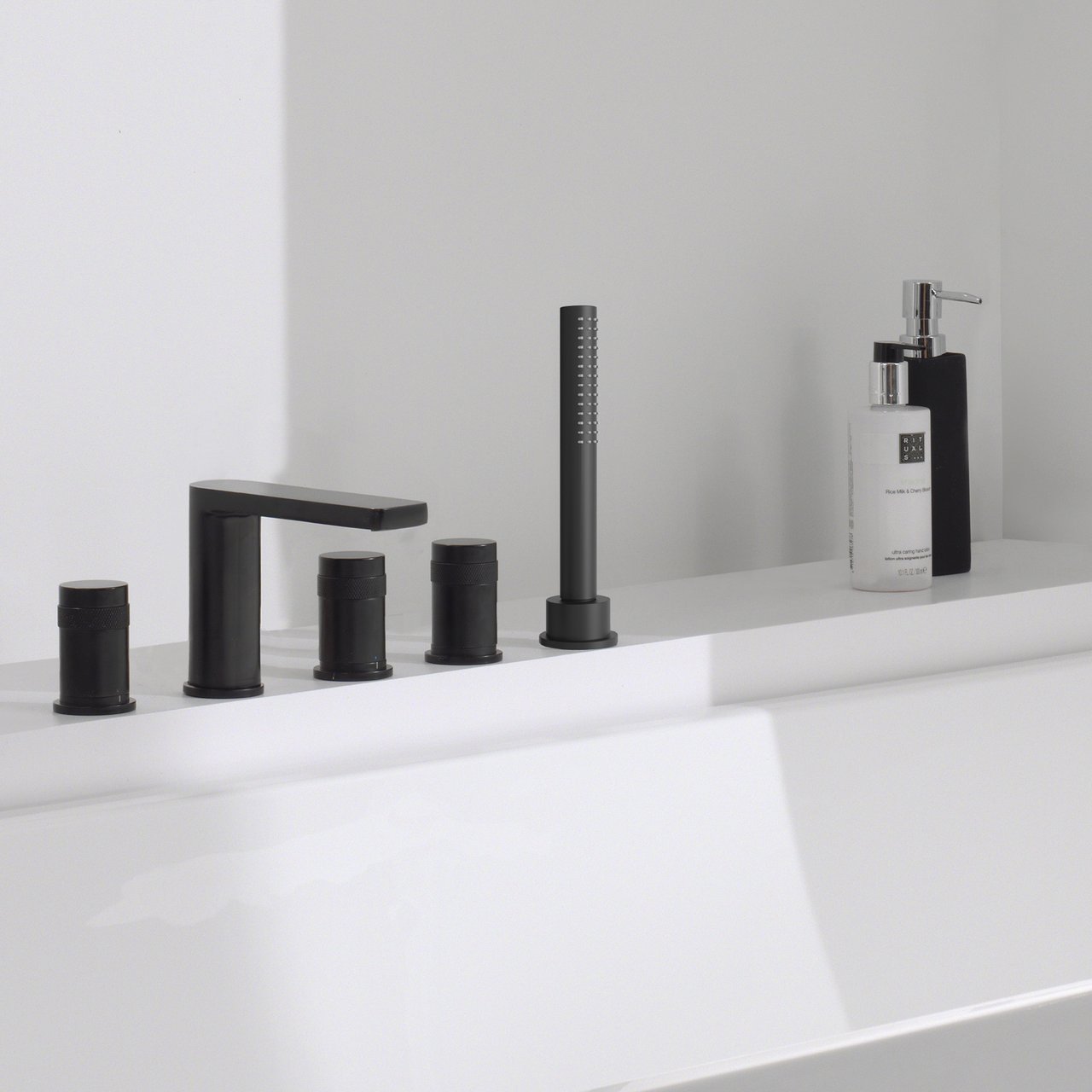 Blaufoss Sonic 5-gats badrandkraan met douchekop mat zwart