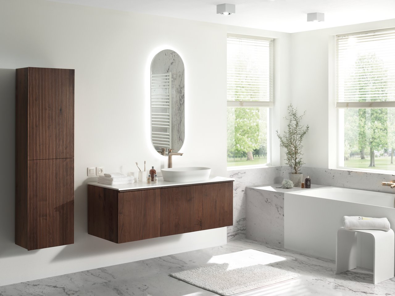 Balmani Giro Oval ovaal badkamerspiegel 42 x 110 cm met spiegelverlichting en anti-damp