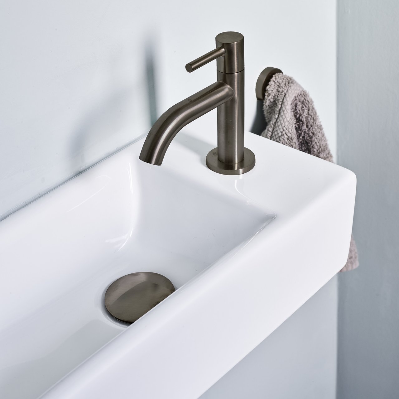 Luca Varess Cubic midi Lave-mains blanc brillant Porcelaine 40x20cm droite avec GunMetal et fournitures