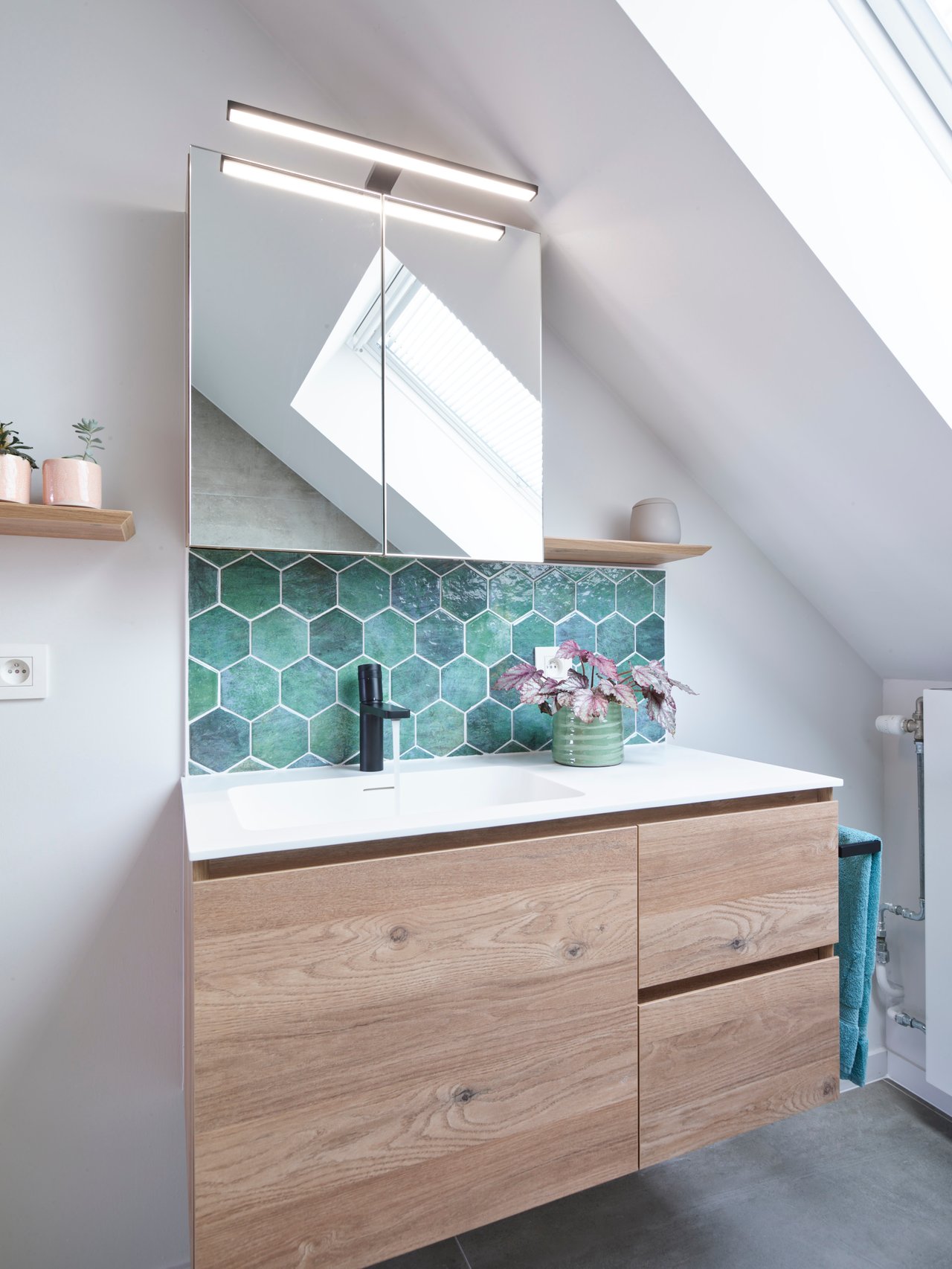 Storke Edge zwevende wastafelonderkast 100 x 46 cm asymmetrisch links ruwe eik 3 lades