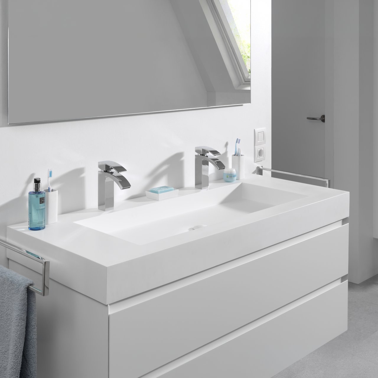 Balmani Modus Einzelwaschtisch für 2 Armaturenlöcher, Solid Surface matt, 135 x 55 cm