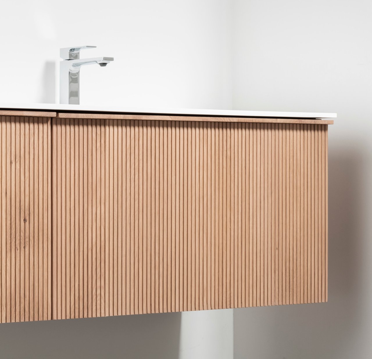 Balmani Forma zwevend badkamermeubel 120 x 55 cm natuur eik met Tablo Arcato enkele wastafel voor 2 kraangaten in graniet zwart, Verticale symmetrische rechte ribbel