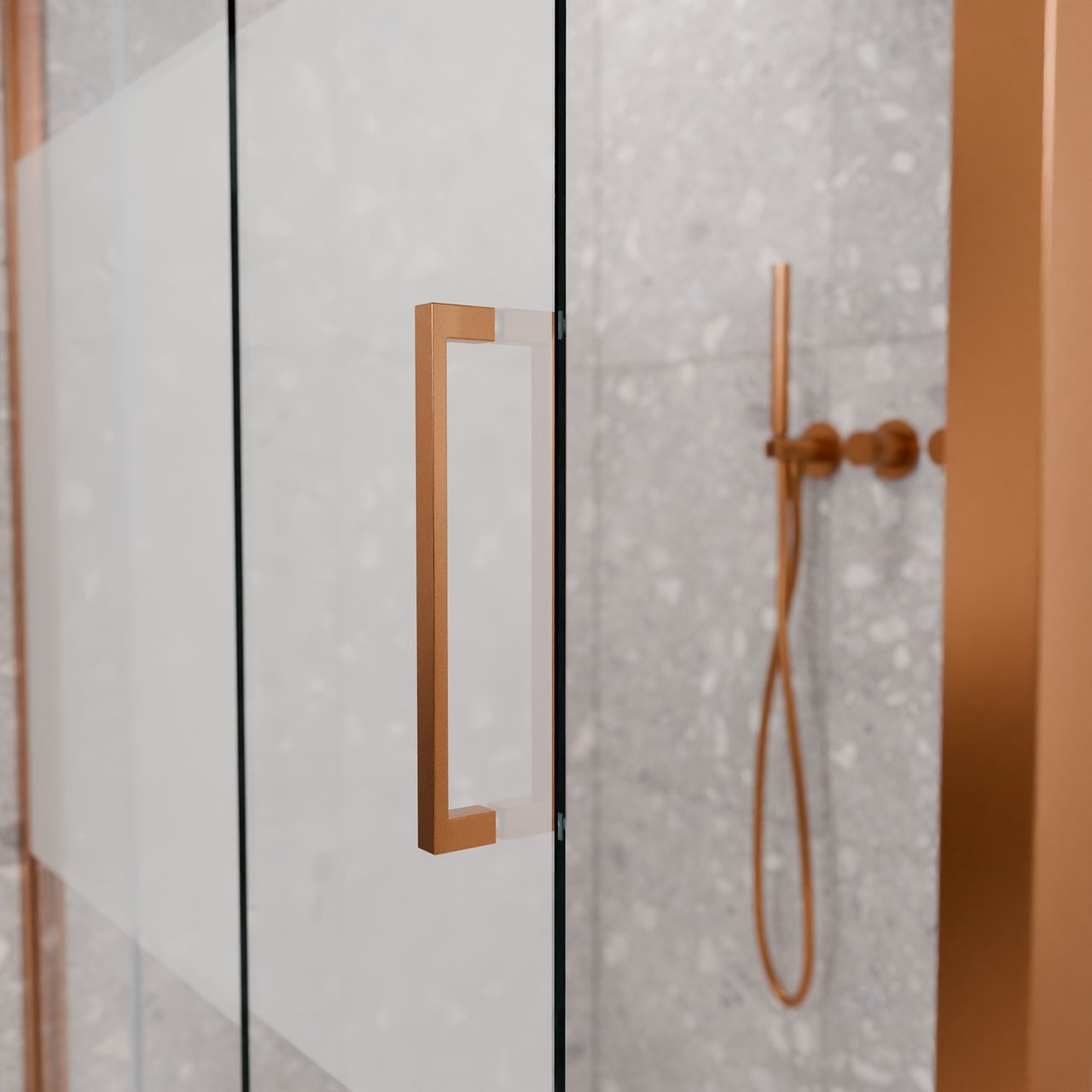 Balmani Senses Design Eckdusche: Schiebetür (Links) mit fixierte Seitenwand, 140 x 80 cm, Klarglas mit mattiertem Streifen, Profil Brushed Rosegold