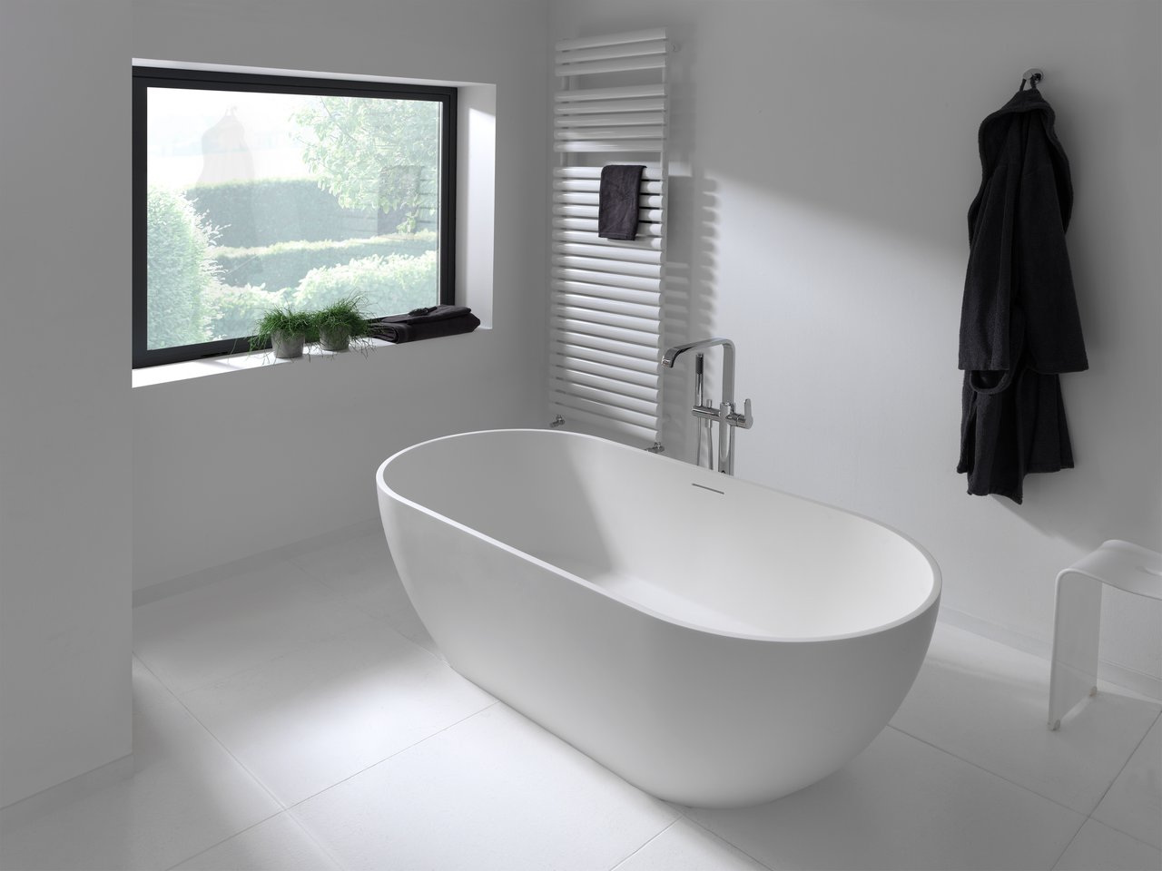 Luca Varess Monterosi oval freistehende Badewanne, 169 x 80 cm, Solid Surface, weiß matt