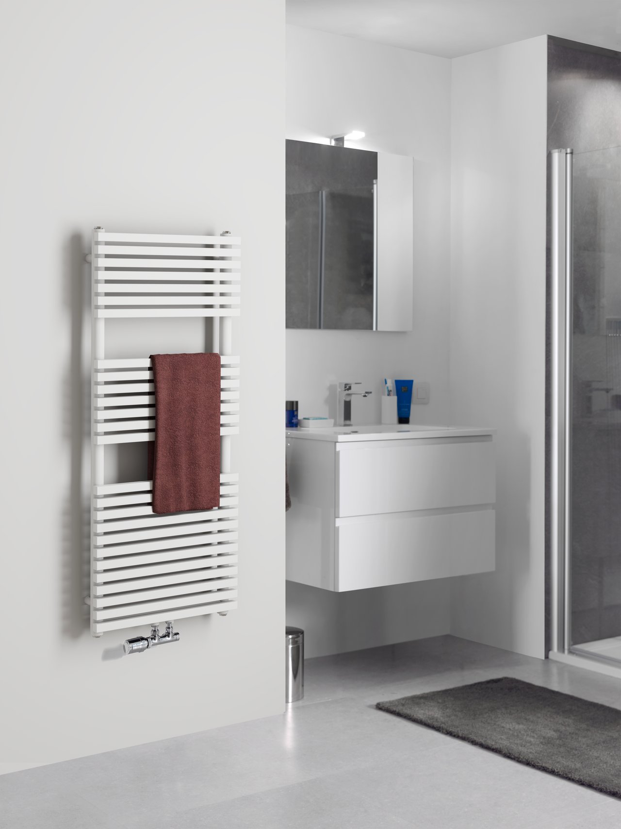 Vipera Vesuvio enkele handdoekradiator 50 x 120 cm centrale verwarming mat wit zij- en middenaansluiting 872W