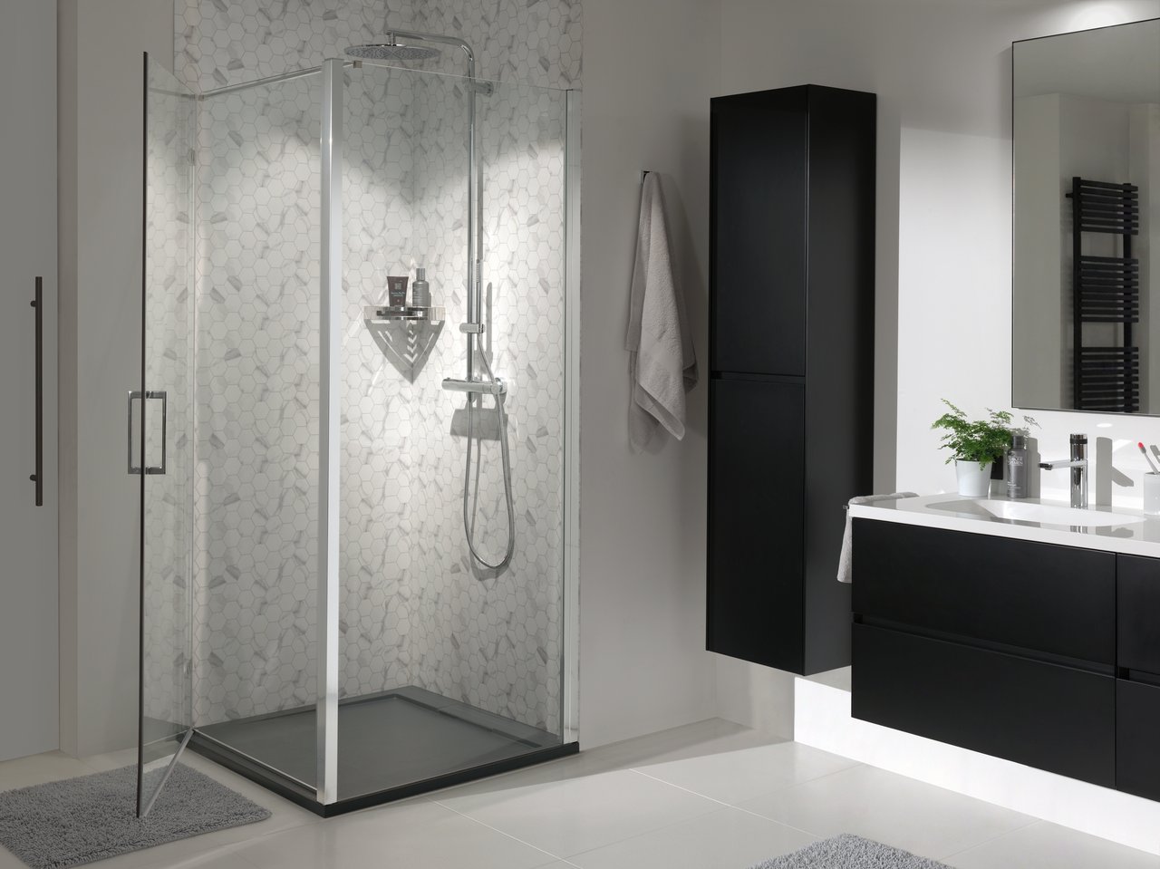 Luca Varess Nona paroi d'angle avec porte pivotante avec panneau latéral fixe 90 x 90 cm verre transparent profil chrome brillant