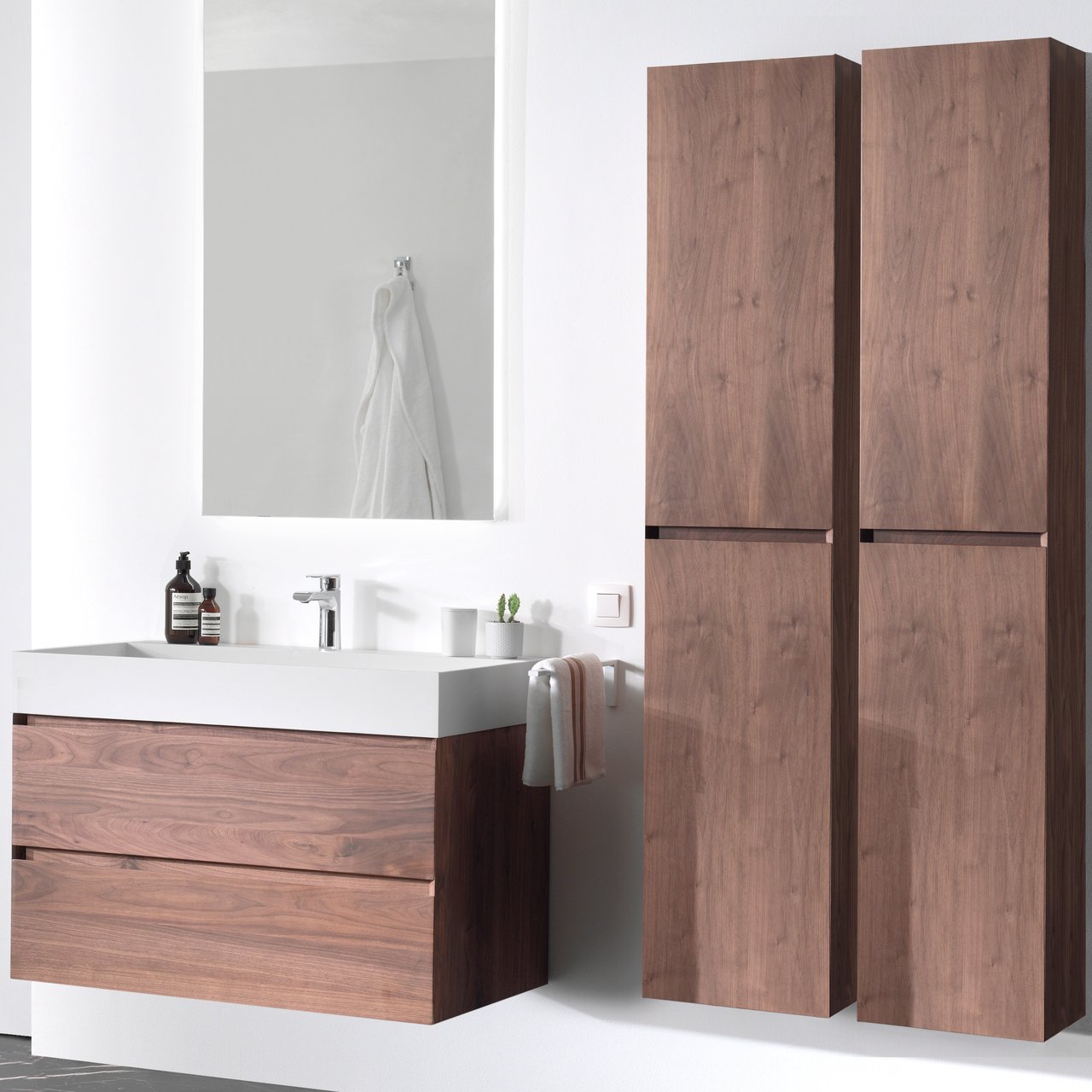 Balmani Mitra zwevende badkamerkast Amerikaanse notelaar 35 x 35 x 169 cm