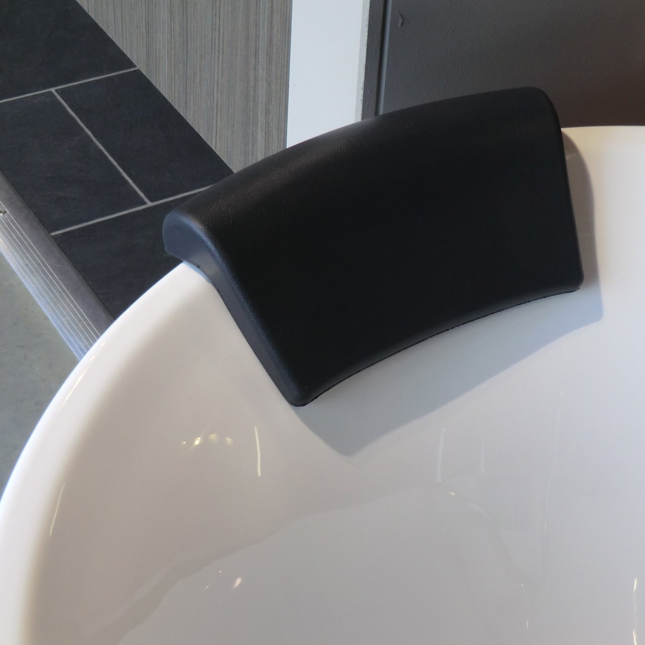 Luca Varess Apoyo Badewannenkissen, schwarz