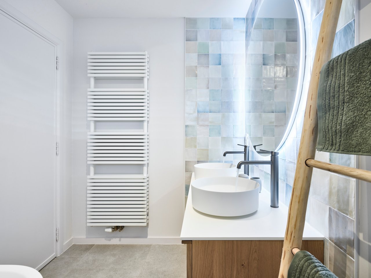 Vipera Vesuvio dubbele handdoekradiator 60 x 180 cm centrale verwarming mat wit zij- en middenaansluiting 2.175W